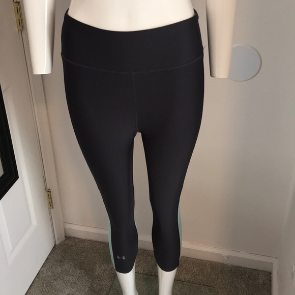 Under Armour Pants - 🌸Gray Under Armour Capris
